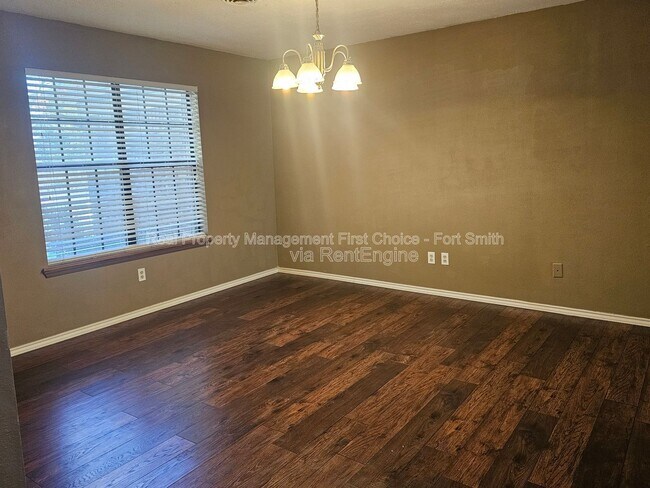 Building Photo - 306 Elfen Glen St