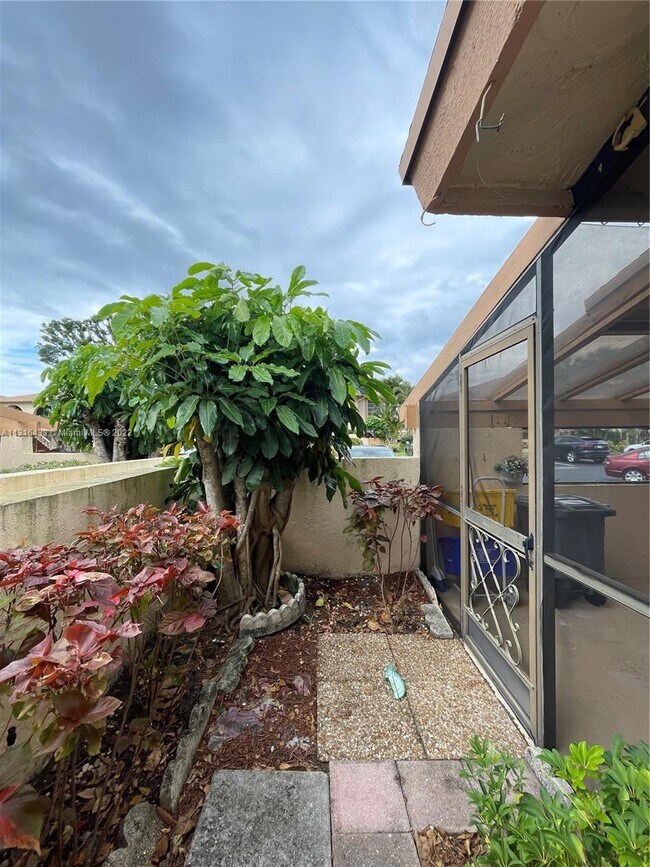 Building Photo - 13857 Royal Palm Ct