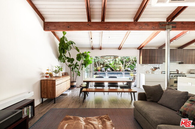 Foto del edificio - 5513 Tuxedo Terrace