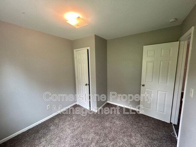 Foto del edificio - 8255 Lakeview Dr