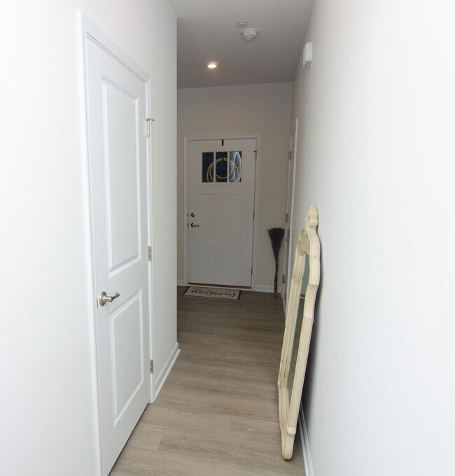 Building Photo - Beautiful, new build in quiet neighborhood