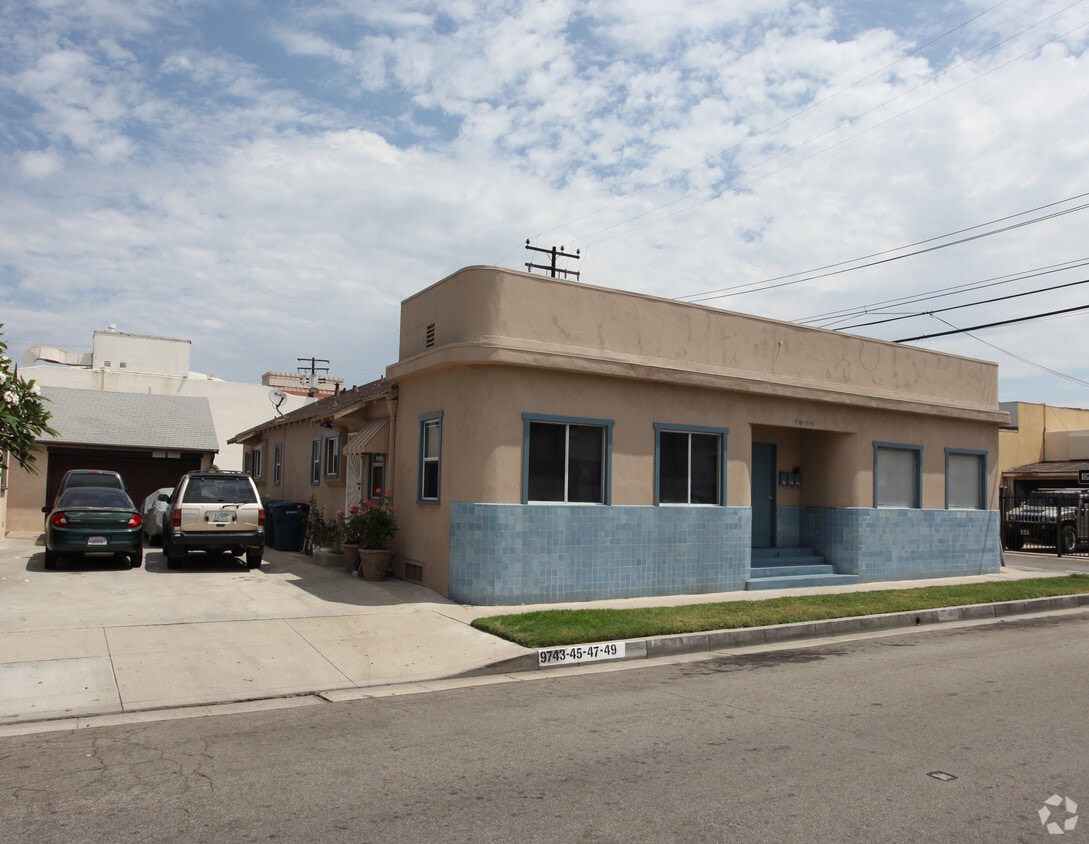 Building Photo - 9743-9745 Maple St