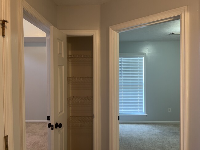 Building Photo - 590 Lory Ln