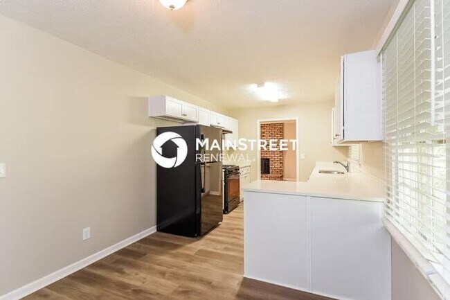 Foto del edificio - 4 Bedroom Pet-Friendly Home in ACWORTH, GA...