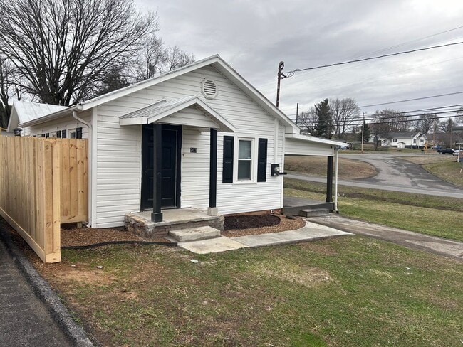 Building Photo - 2 bedroom 1 bath located in the heart of G...
