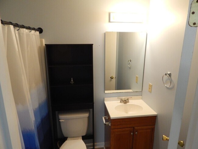 Foto del edificio - Adorable 2 bedroom 2 bath single family home with fully fenced in back yard. One car driveway.