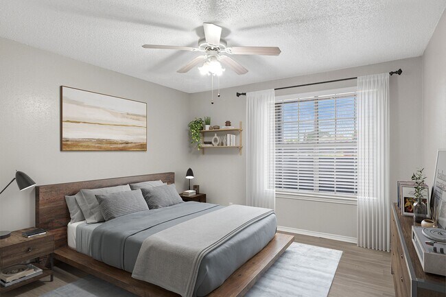 Se muestra un dormitorio con suelo de vinilo y ventilador de techo, decorado con muebles y obras de arte de estilo moderno de mediados de siglo. - ReNew Holiday Hill®