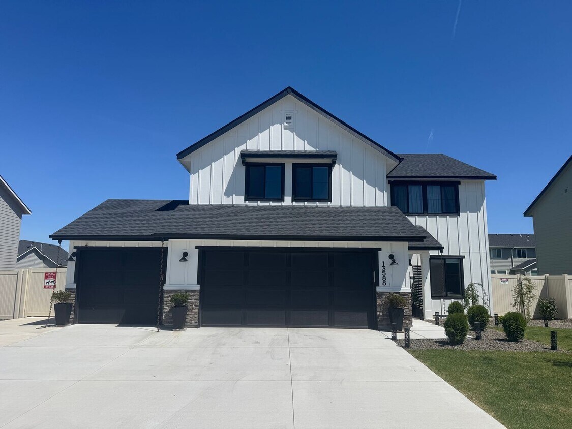 Foto principal - Charming 4-Bedroom Home in Nampa – Spaciou...