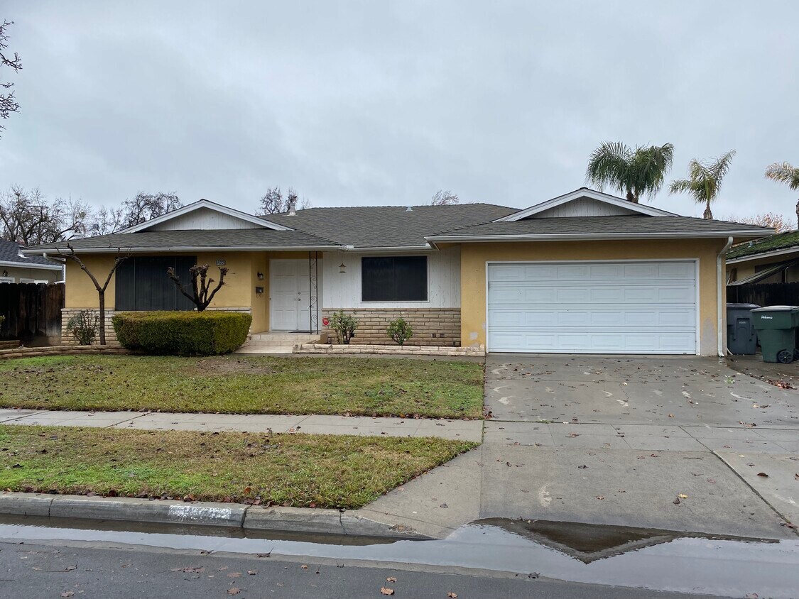Front of House - 6422 N Anna St