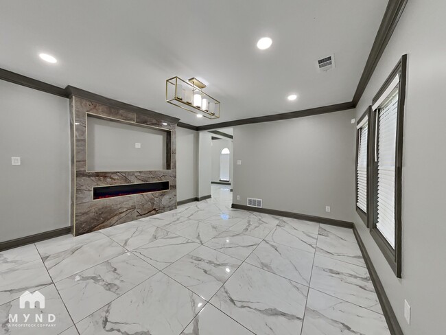 Building Photo - 5373 Solitaire Way