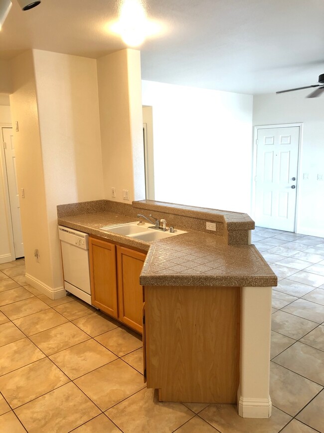 Building Photo - Spacious 2 Bedroom Condo in Gated Community