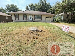 Building Photo - 110 SW Moore Ct