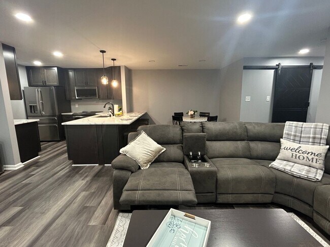 Foto del edificio - Charming 2BR Condo in Levittown