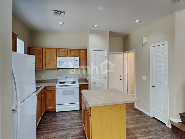 Building Photo - 3040 W Los Gatos Dr