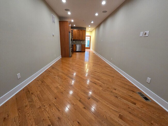 Foto del edificio - BACK ON THE MARKET! !!!! HUGE bright 3 bed...