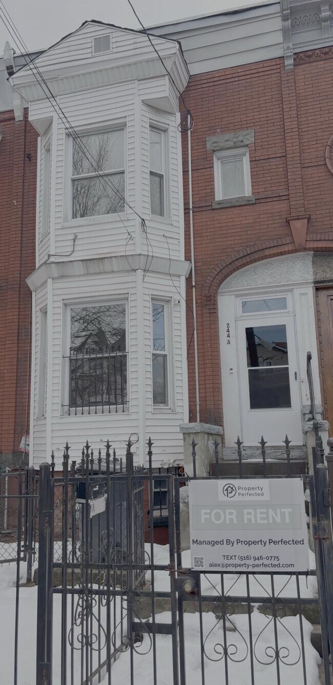 Foto del edificio - 244 6th Ave W