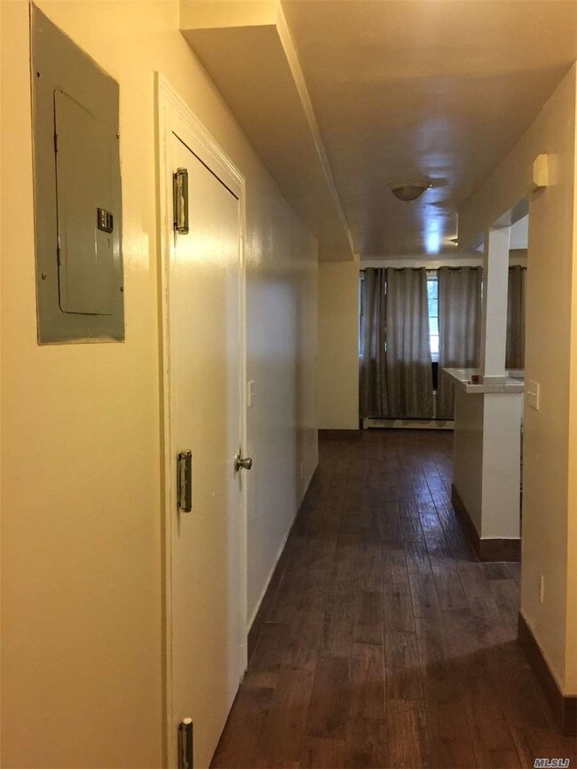 Foto del edificio - 1551 White Plains Rd