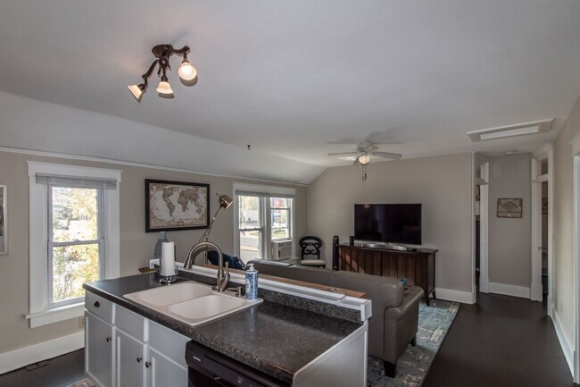 Foto del edificio - 714 N Broadway Ave