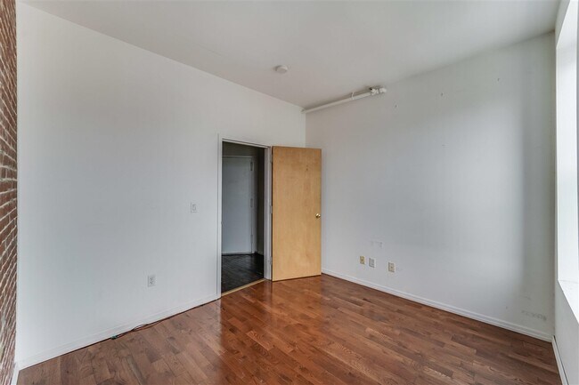 Building Photo - 308 Madison St