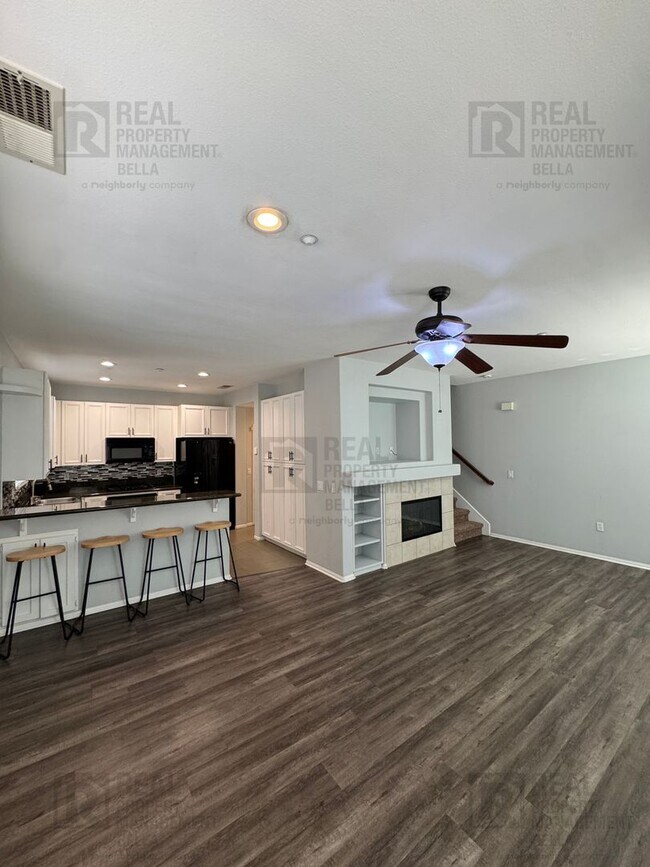 Foto del edificio - Resort-Style Living Awaits in This Spacious Canyon Hills 3-Bedroom Condo