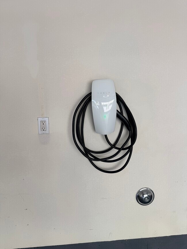 Punto de recarga para vehículos eléctricos en el garaje. - 17611 Garden House Ln