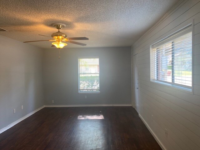 Foto del edificio - 111 Willow Creek Ct