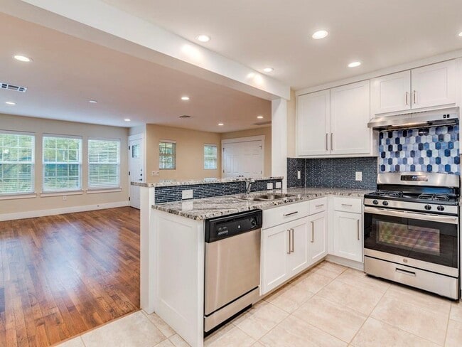 Building Photo - 4500 Mt Vernon Dr