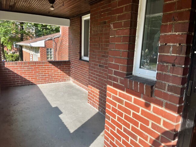 Building Photo - 2156 Sampson St