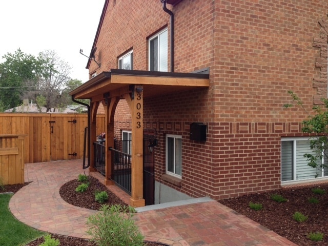 Private Entry - 3033 Zenobia St