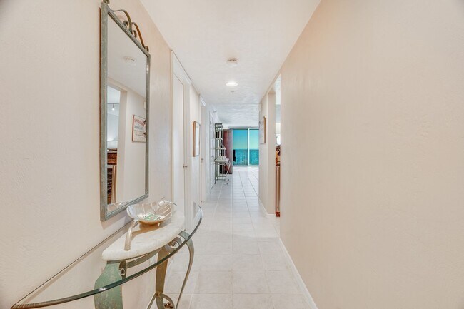 Foto del edificio - Direct Oceanfront Furnished Condo with Bre...