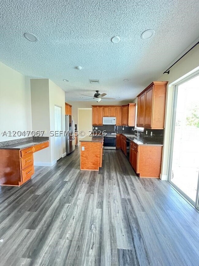 Foto del edificio - 558 Stonemont Dr