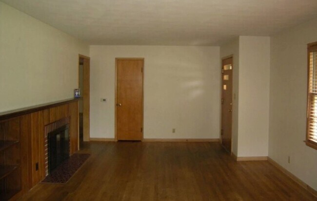 Foto del edificio - 3 Bedroom House Close to Ross-Ade and Mackey