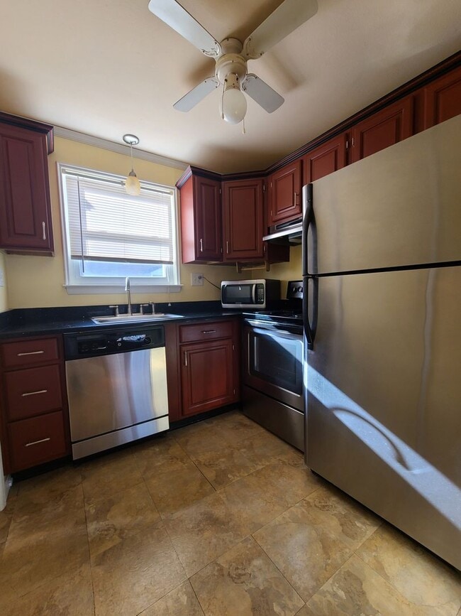 Building Photo - Studio in Rocky Hill - Heat & Hot Water In...