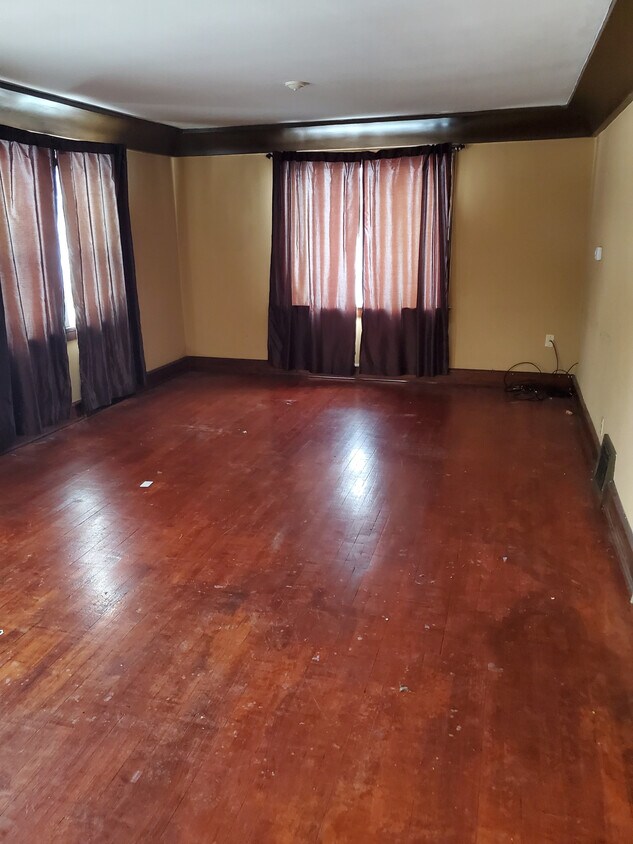 Primary Photo - 924 Mead Ave