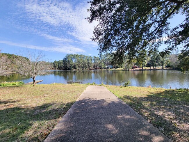 Foto del edificio - Escape to your updated 3-bed, 2-bath oasis in Goodrich, TX, featuring modern finishes, an open la...