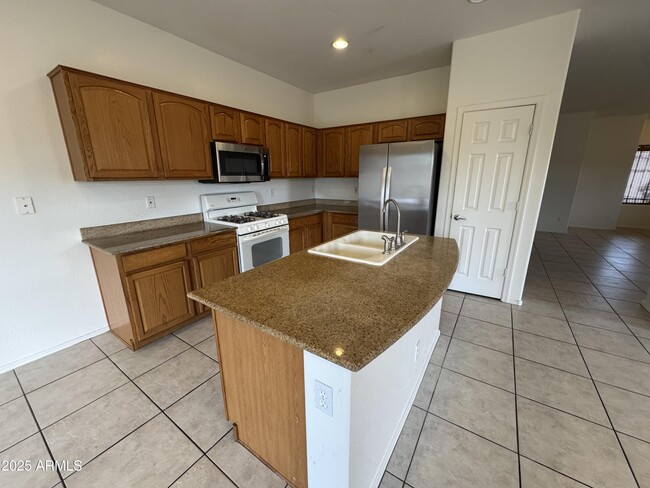 Building Photo - 3323 E Roadrunner Dr