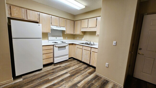Building Photo - Charming 1 Bedroom/1 Bathroom Apartment - ...