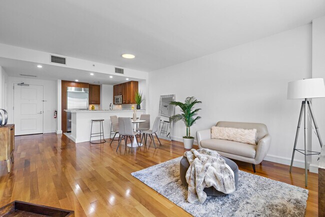 Foto del edificio - 8100 River Rd