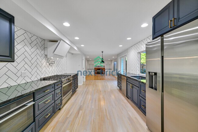 Foto del edificio - Stunning 5-Bedroom Home in Bellevue’s Top School District!
