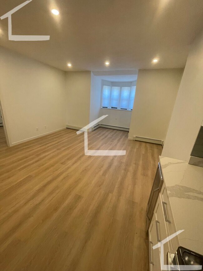 Building Photo - Newly renovated 3 bed unit in a prime loca...