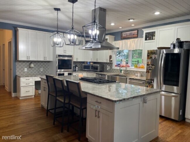 Building Photo - 5 br, 4.5 bath House - 212 Oakwood Dr