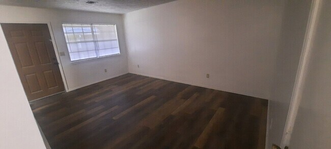 Building Photo - 412 E Jones Ave