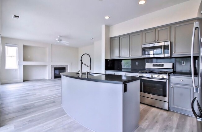 Building Photo - Conveniently Located Home