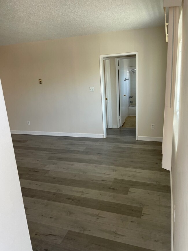 Entry with new laminate floors - 10729 New Haven St