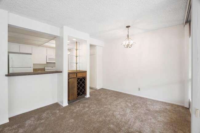 Building Photo - 5600 Kensington Way
