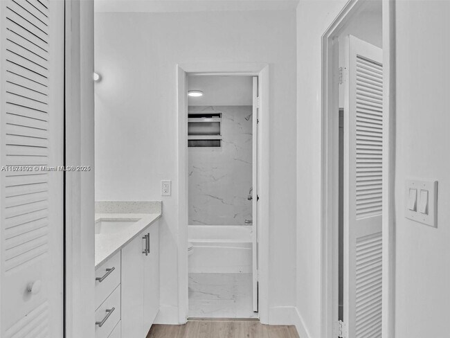 Foto del edificio - 3626 NE 168th St