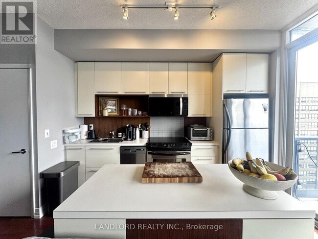 Building Photo - 25 Carlton St.