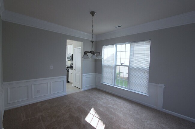 Building Photo - Well maintained 4 bedroom home with a golf course view!