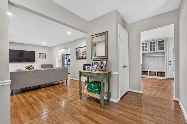 Building Photo - 723 Forest Ridge Dr