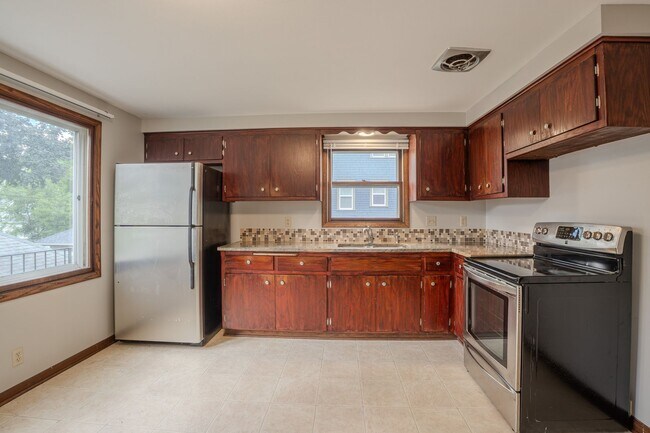 Building Photo - 1619 N 72nd St